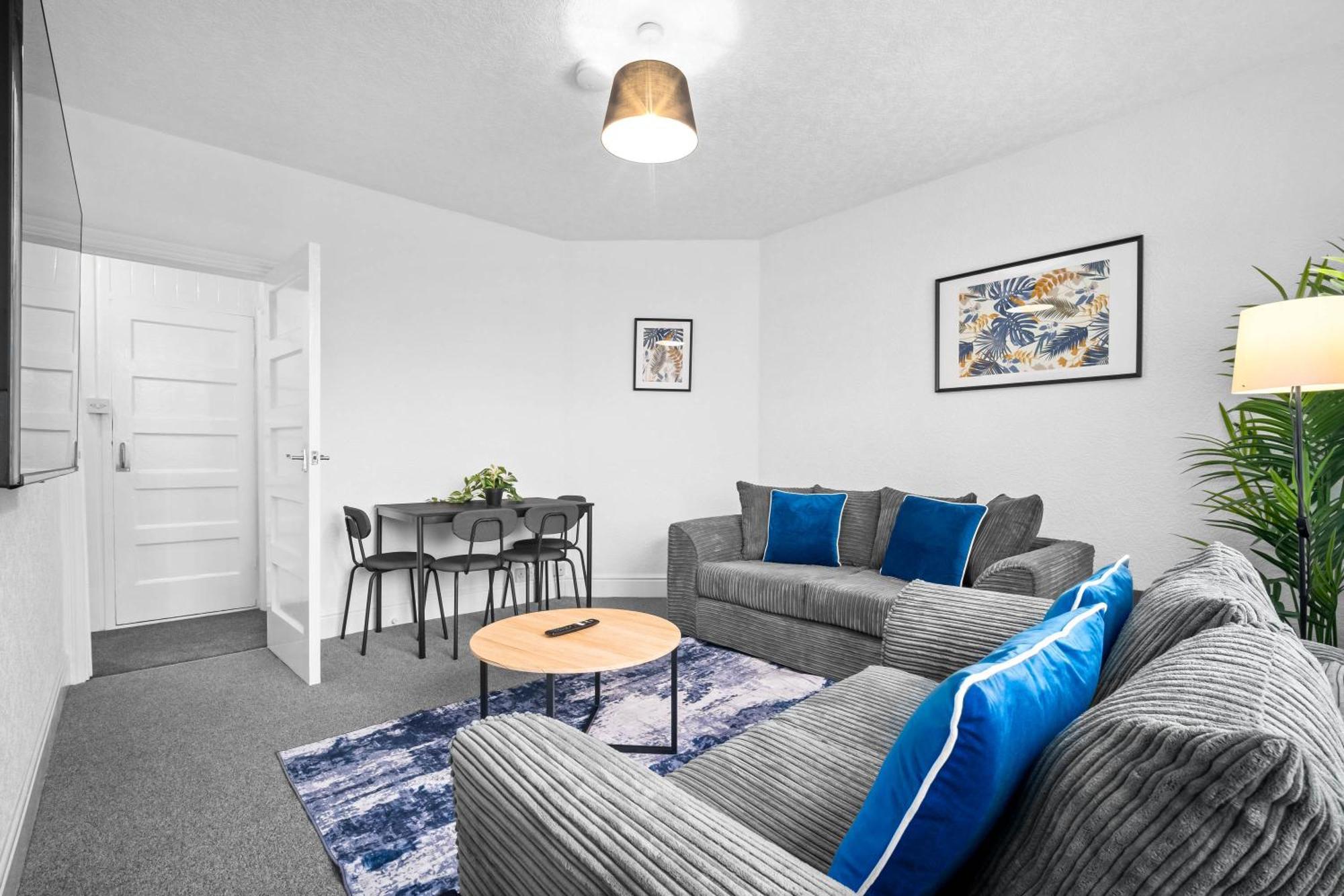 Apartment Luxury Two Bedroom - On Street Parking Available - Netflix - Wifi - Rated - 311m *