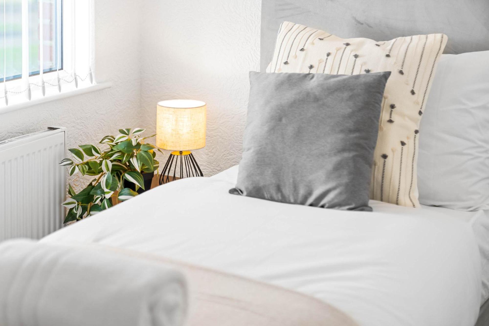 Luxury Two Bedroom - On Street Parking Available - Netflix - Wifi - Rated - 311m Apartment *