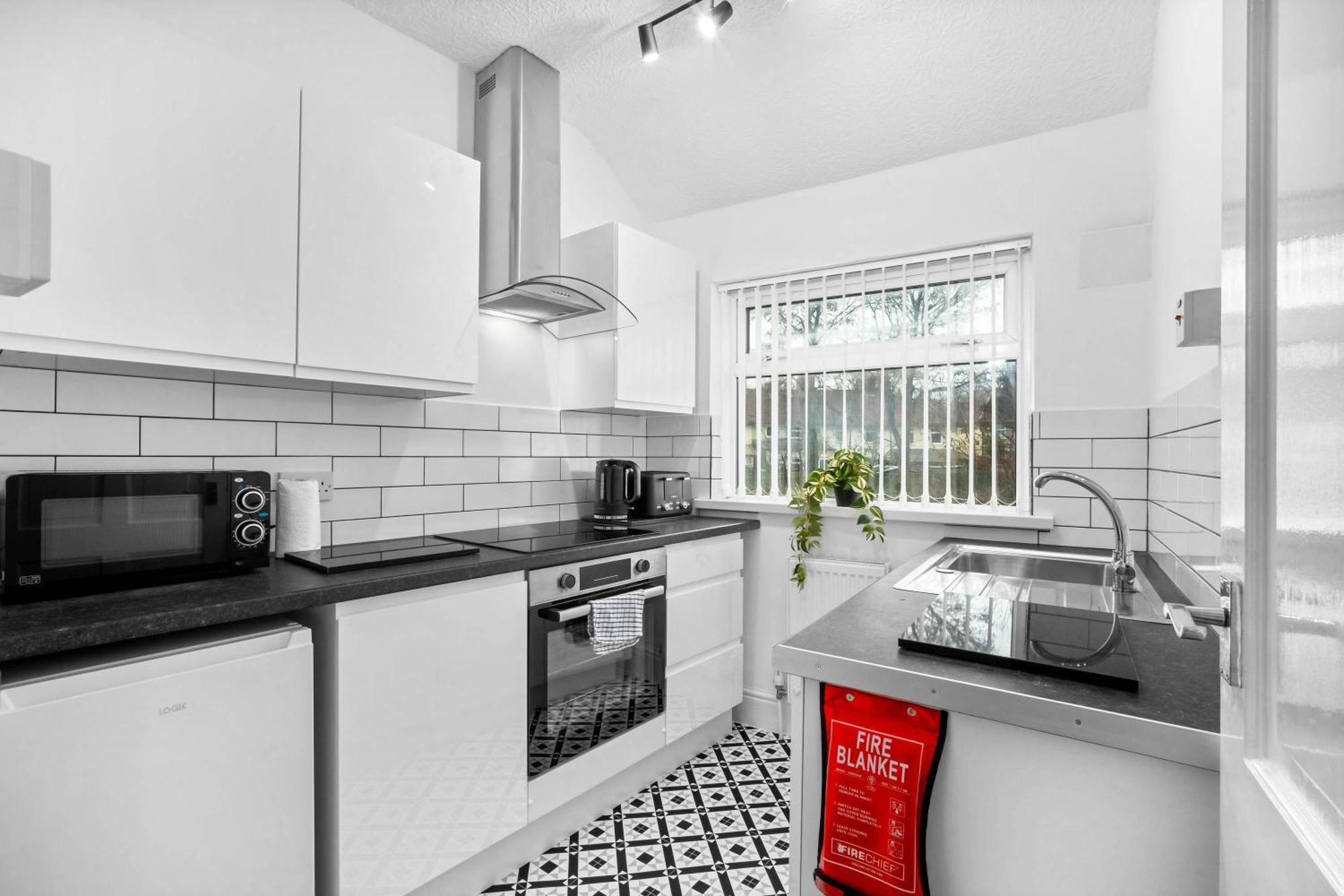 Luxury Two Bedroom - On Street Parking Available - Netflix - Wifi - Rated - 311m Apartment