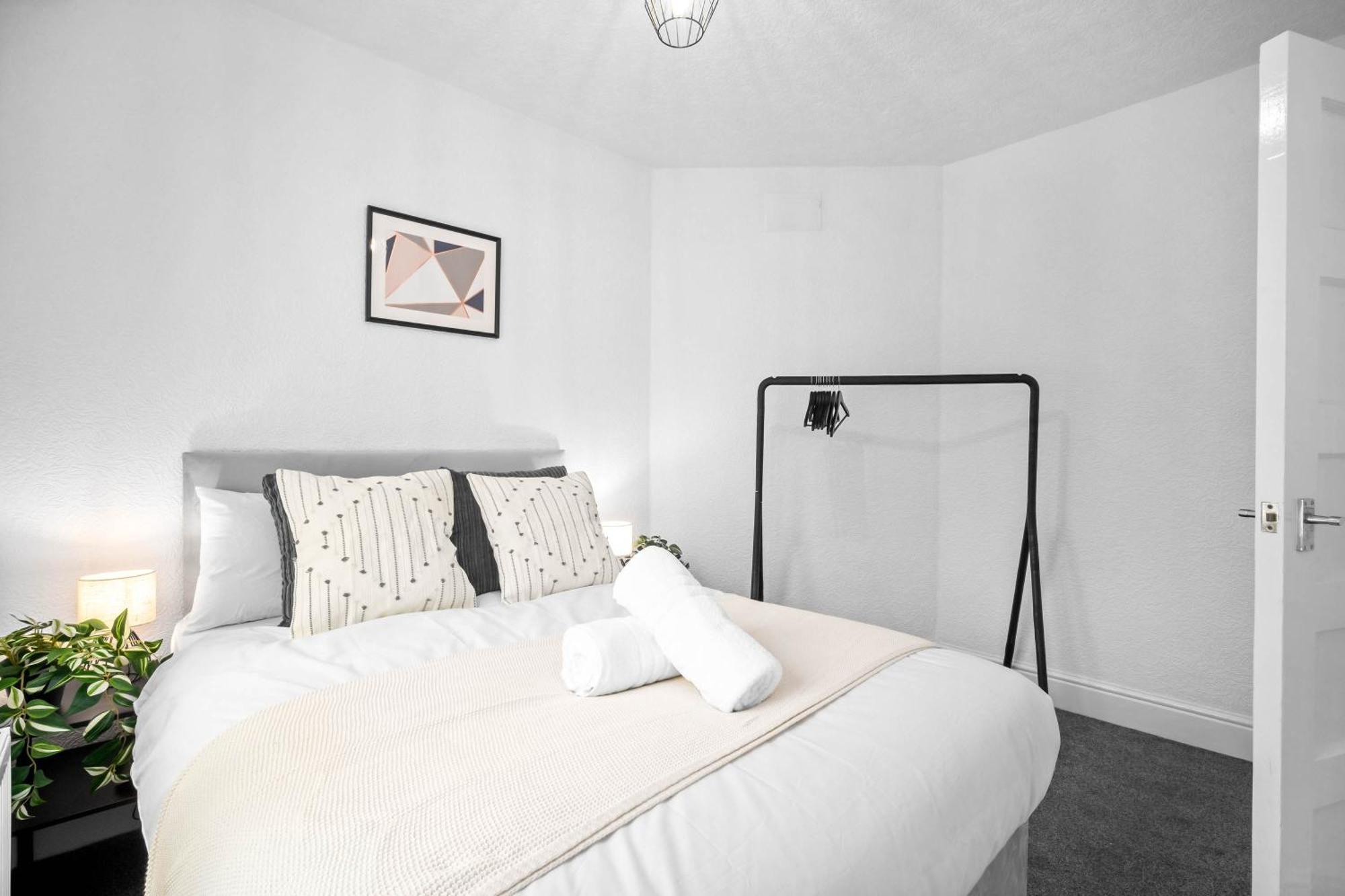 Luxury Two Bedroom - On Street Parking Available - Netflix - Wifi - Rated - 311m