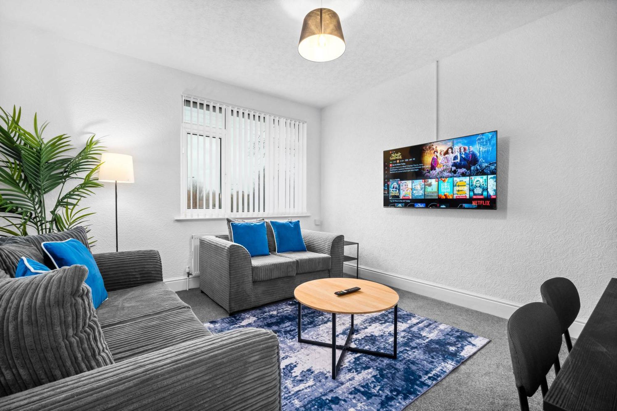 Luxury Two Bedroom - On Street Parking Available - Netflix - Wifi - Rated - 311m Apartment *