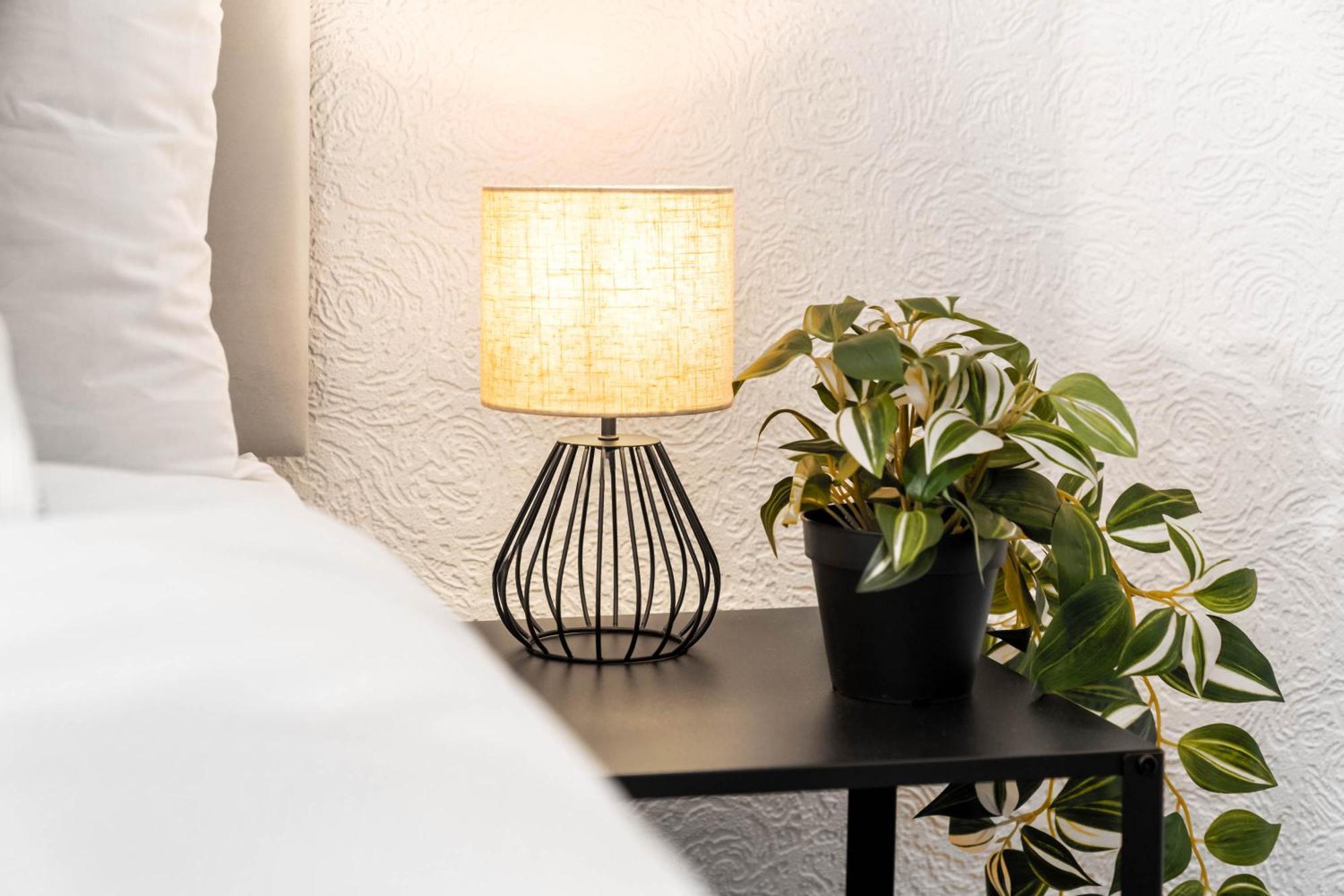 Luxury Two Bedroom - On Street Parking Available - Netflix - Wifi - Rated - 311m *