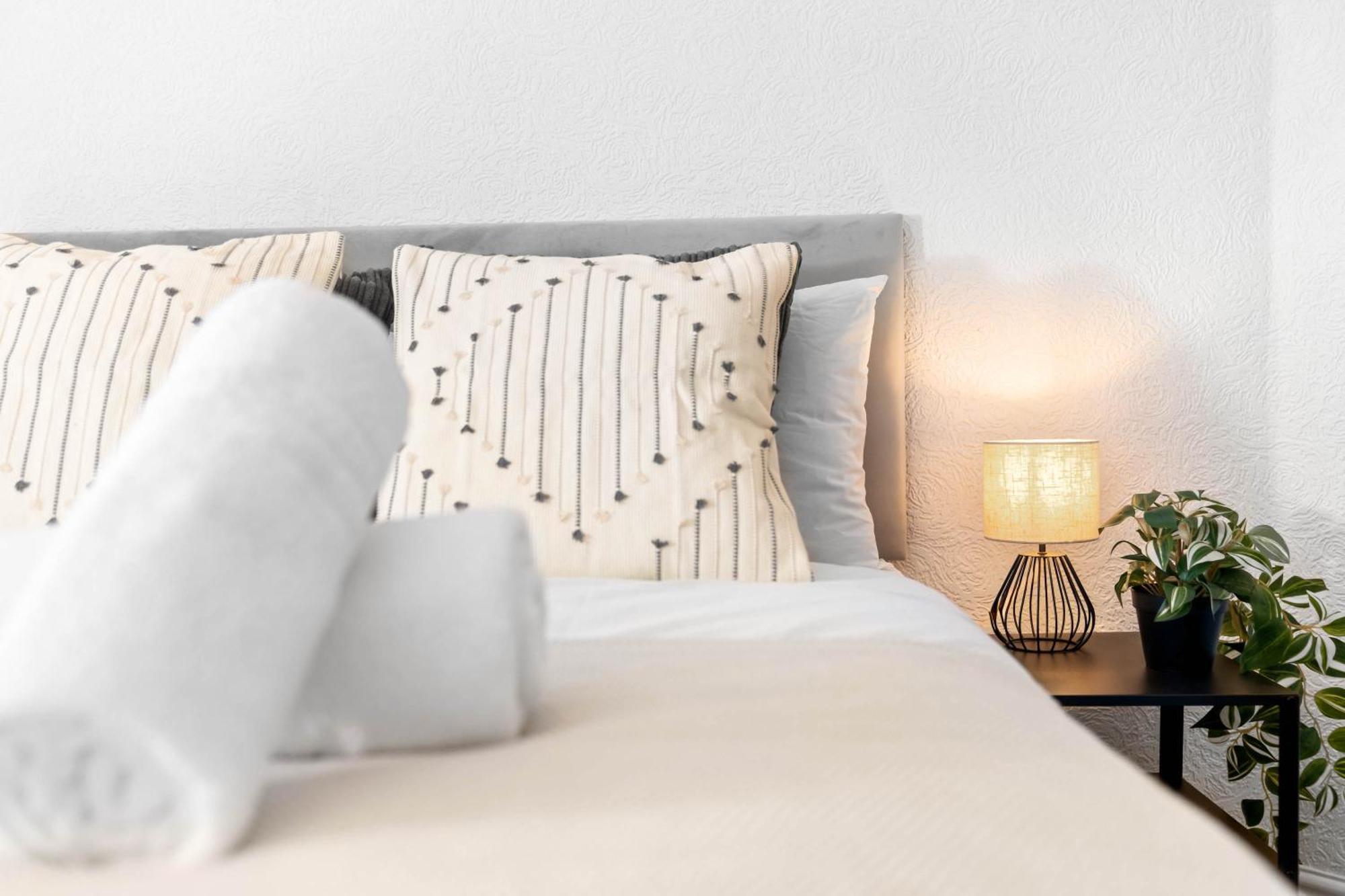 Luxury Two Bedroom - On Street Parking Available - Netflix - Wifi - Rated - 311m * Birmingham