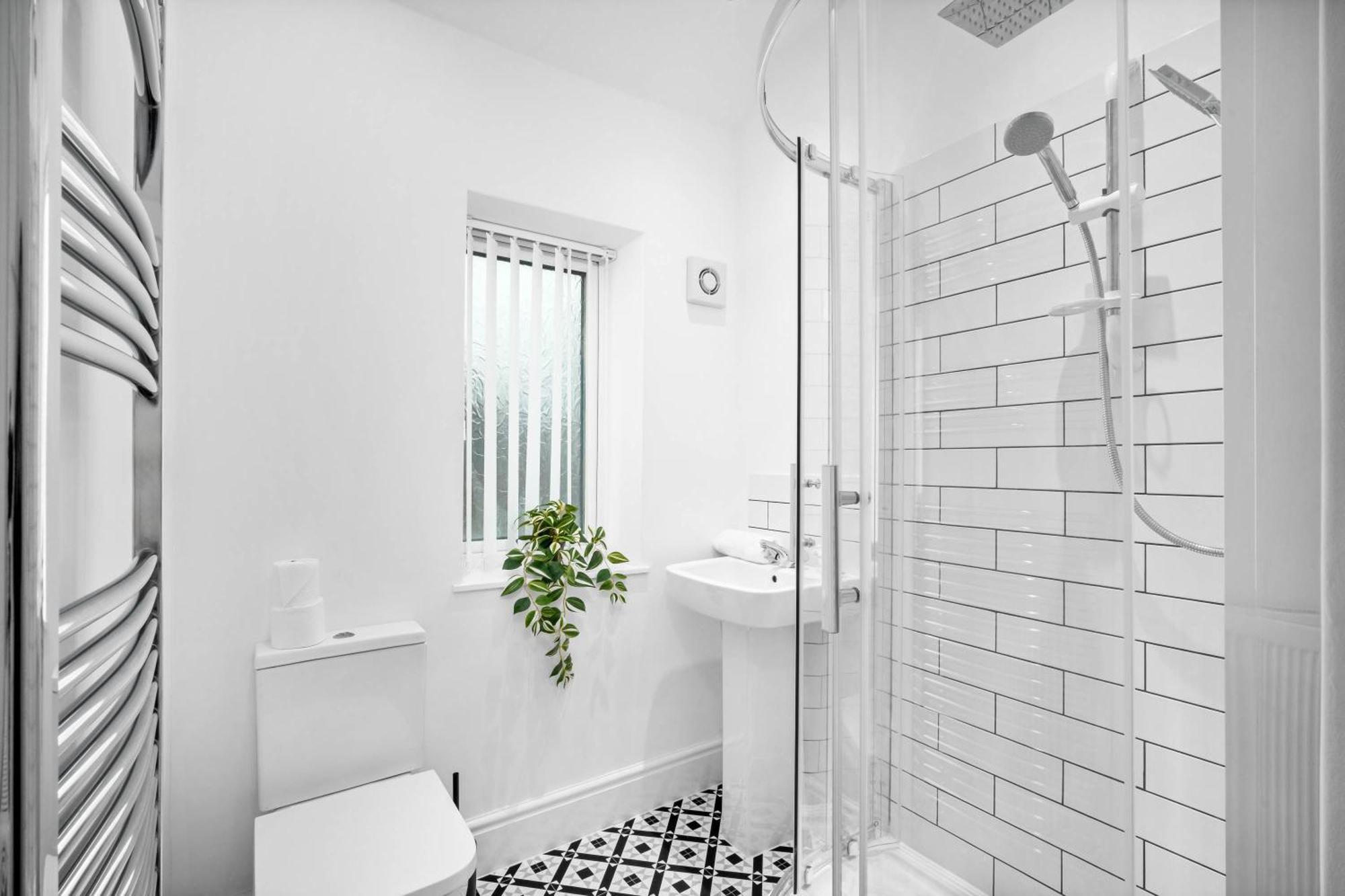 Apartment Luxury Two Bedroom - On Street Parking Available - Netflix - Wifi - Rated - 311m *