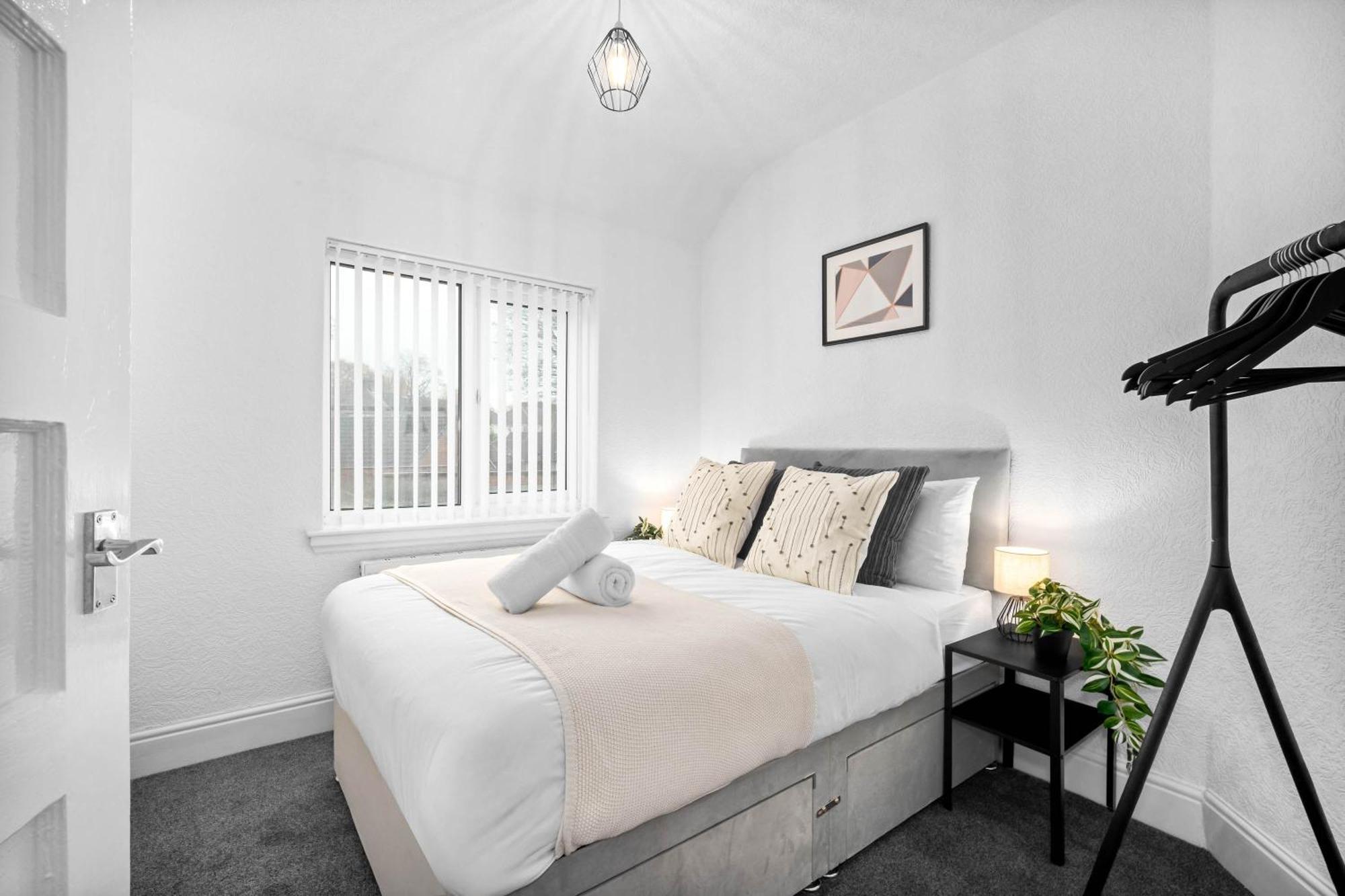 Luxury Two Bedroom - On Street Parking Available - Netflix - Wifi - Rated - 311m